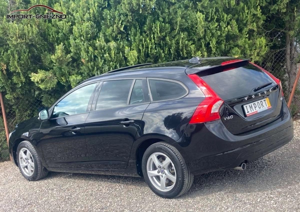 Volvo V60 cena 43900 przebieg: 177000, rok produkcji 2015 z Jelenia Góra małe 326